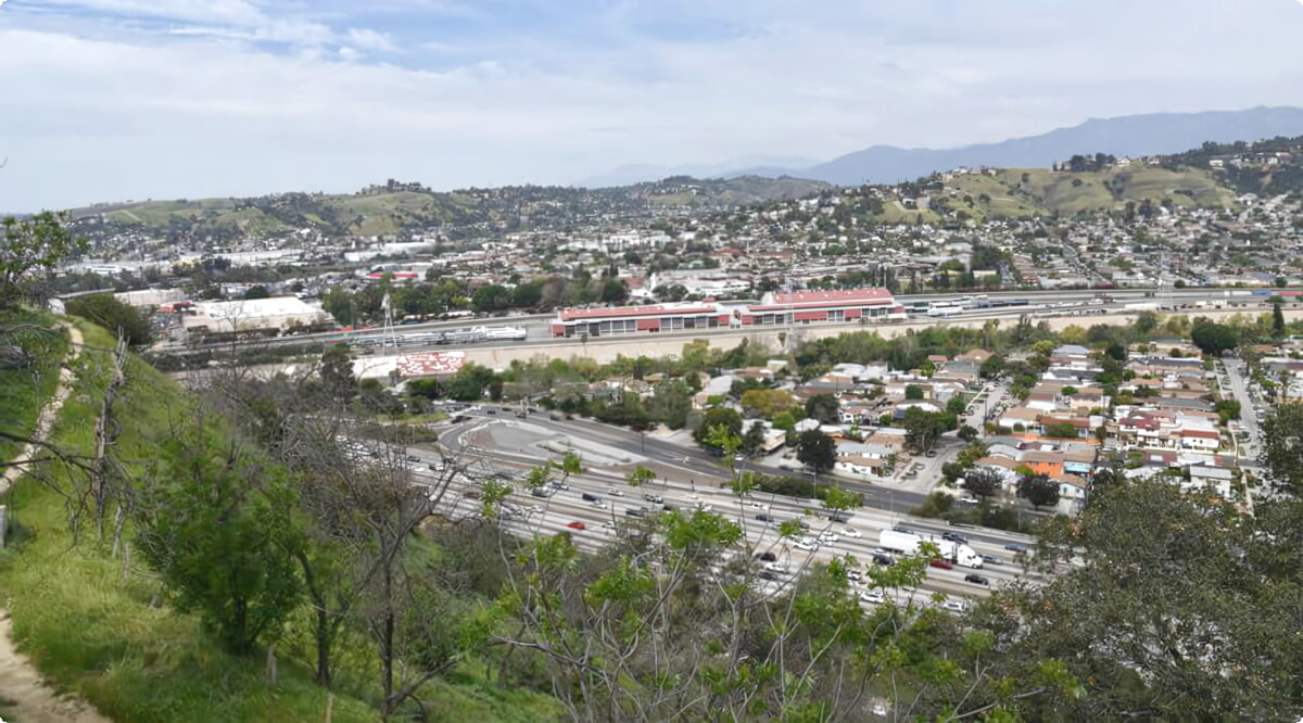 Nossos serviços de aluguel de carros oferecem uma seleção diversificada de veículos no leste de Los Angeles.